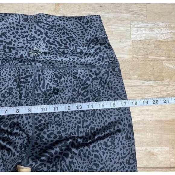 Beyond Yoga Caught in the Midi High Rise Legging Gray Animal Print Large Shiny - Picture 8 of 9